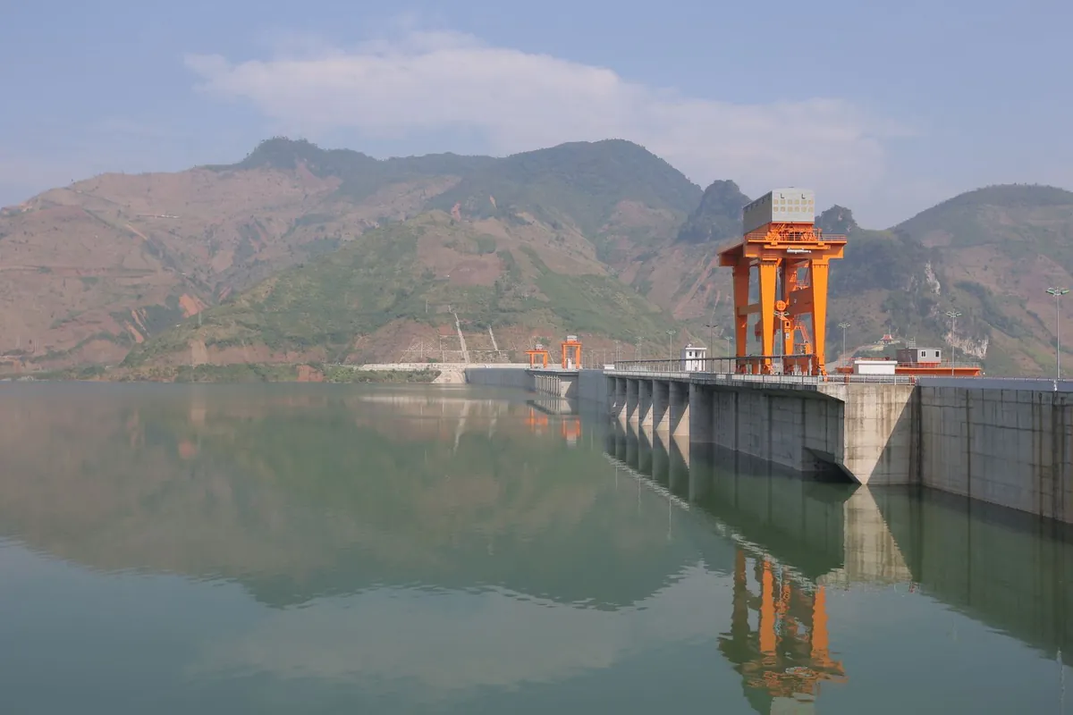 Hoạt động thu hoạch và phân loại trái cây tại Sơn La